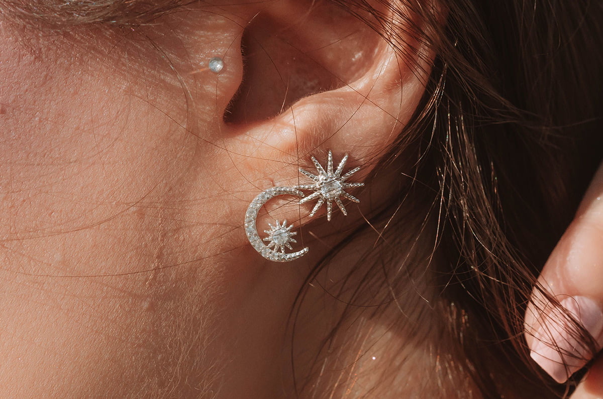 how-to-clean-diamond-earrings-at-home-safely-and-restore-its-sparkle